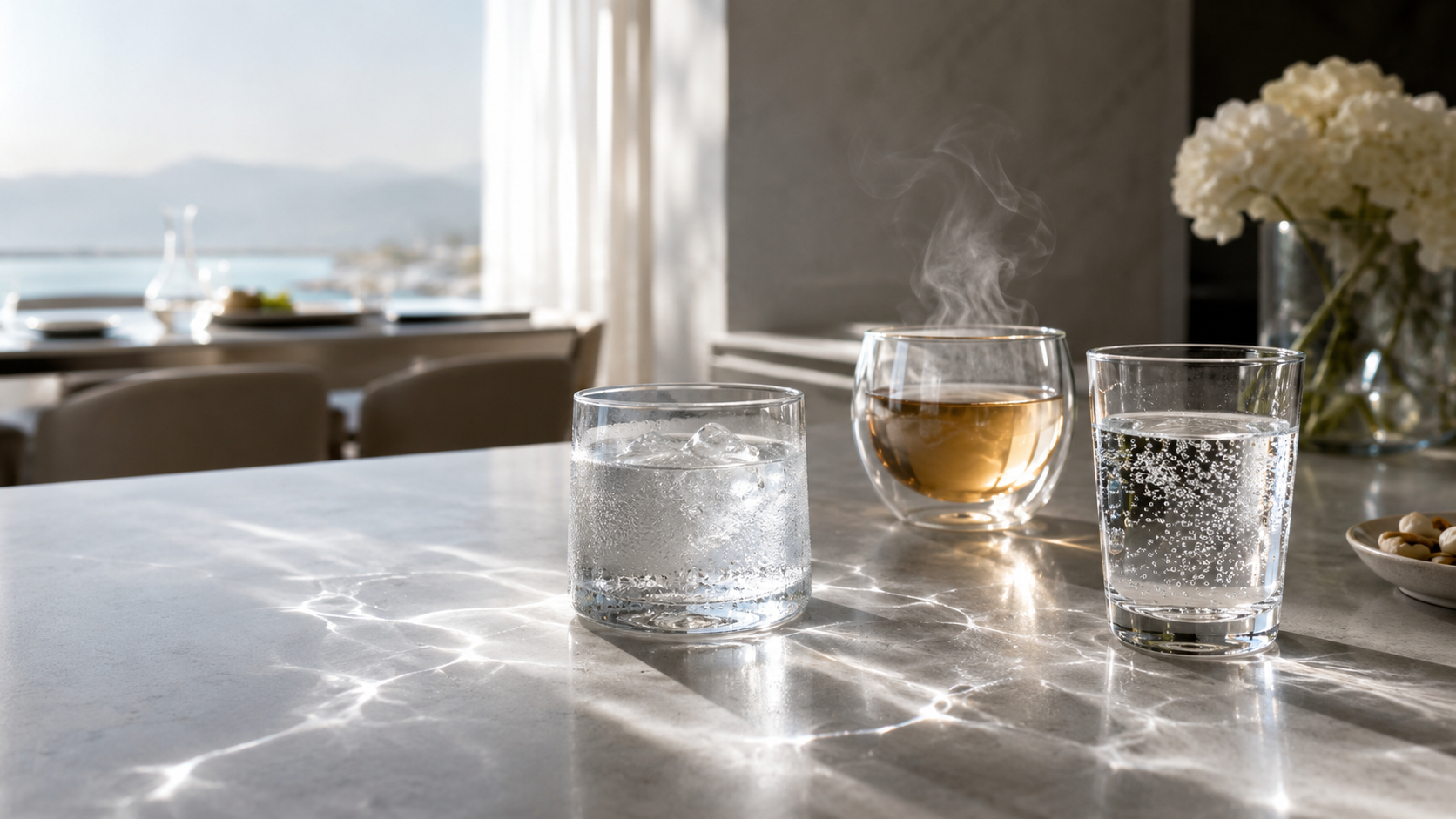 冷水、溫熱飲與氣泡水在玻璃光影中呈現不同飲用體驗
